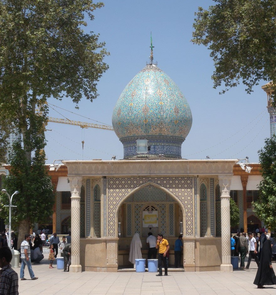  Nhà thờ Hồi giáo Shah Cheragh là một trong những địa điểm hành hương cho người Hồi giáo Shia cũng như khách du lịch khắp mọi nơi trên thế giới. Điều khiến nhà thờ này trở nên hấp dẫn như vậy bởi bên trong nó là "thiên đường ánh sáng" lấp lánh được tạo nên từ hàng triệu miếng gương phản chiếu tuyệt đẹp.